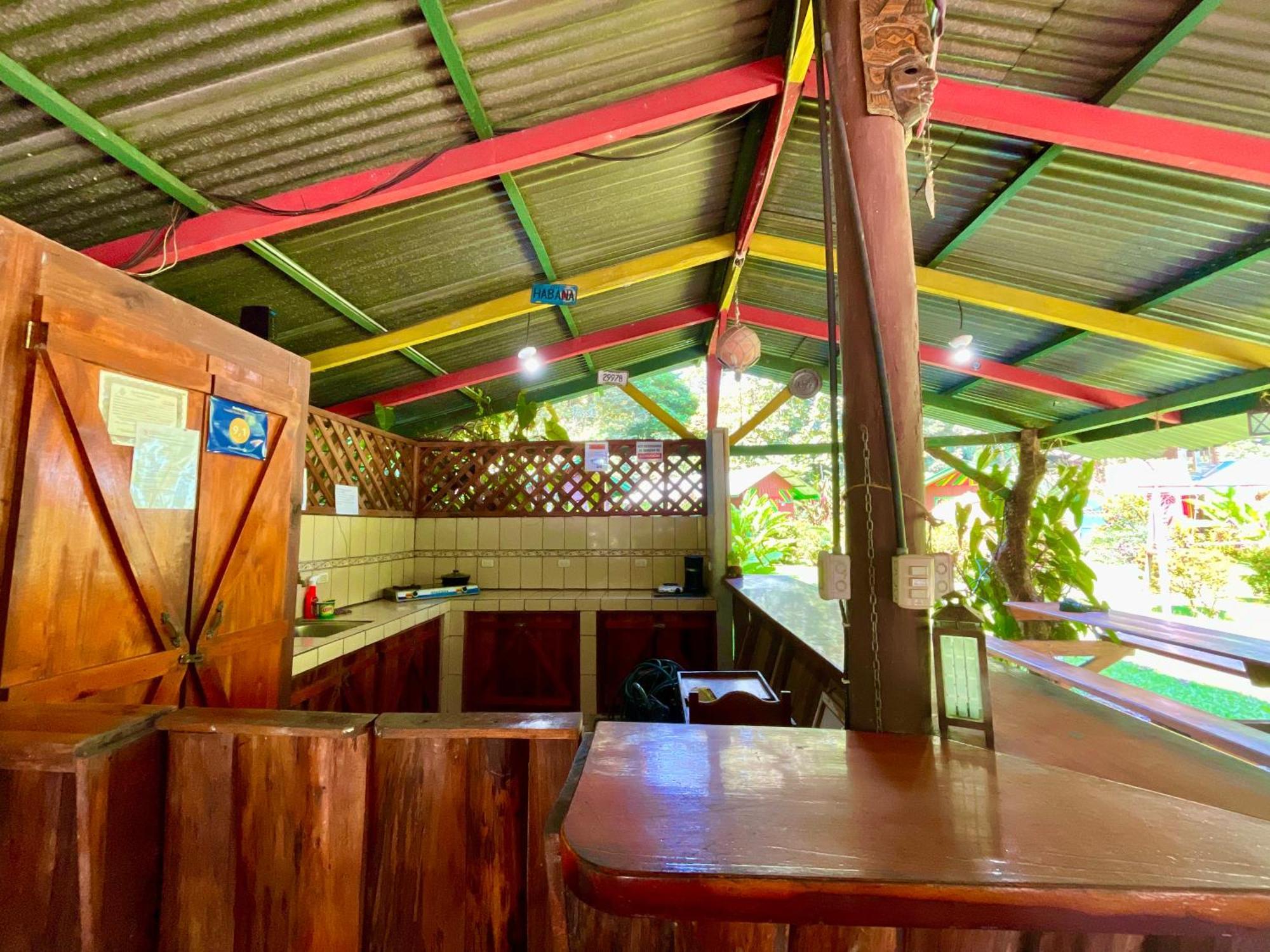 Alouatta Lodge And Canopy Cahuita Bagian luar foto